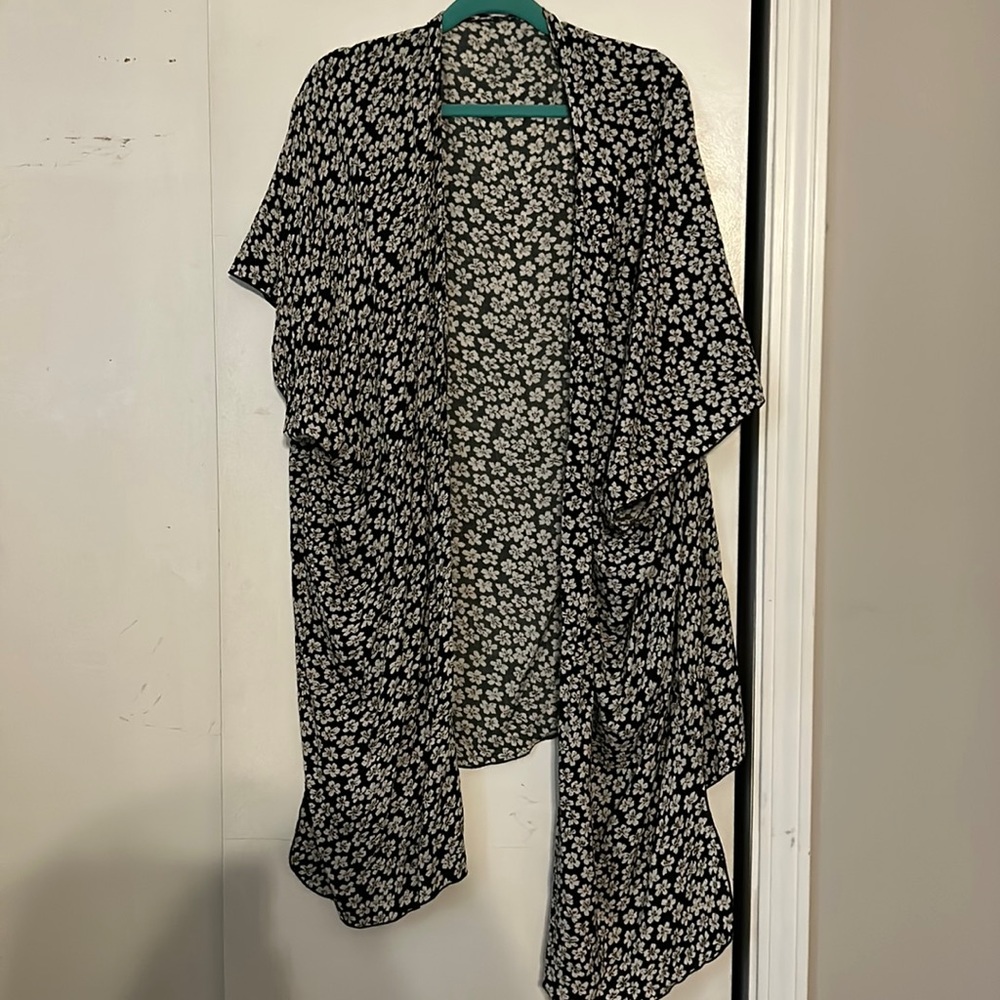Brandy Melville one size fits all flora kimono carriage